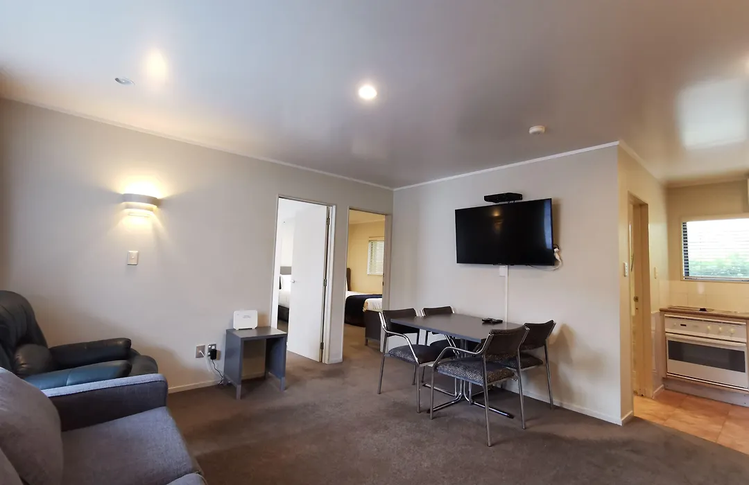 Cornwall Park Motor Inn-1
