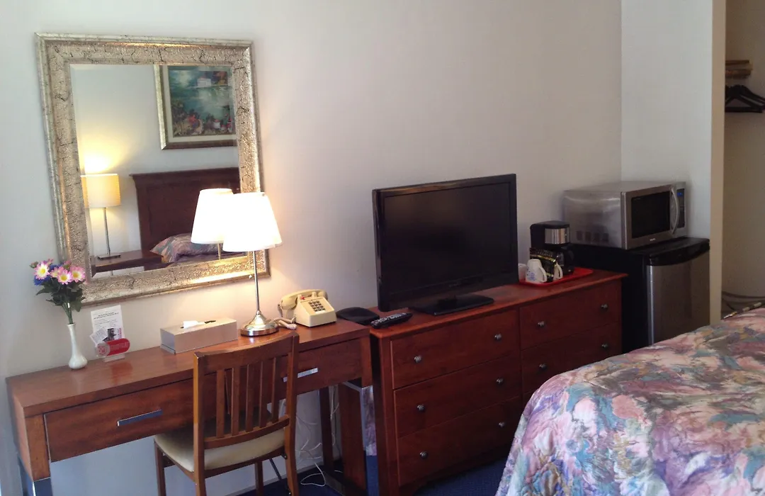 Red Roof Motor Inn-1