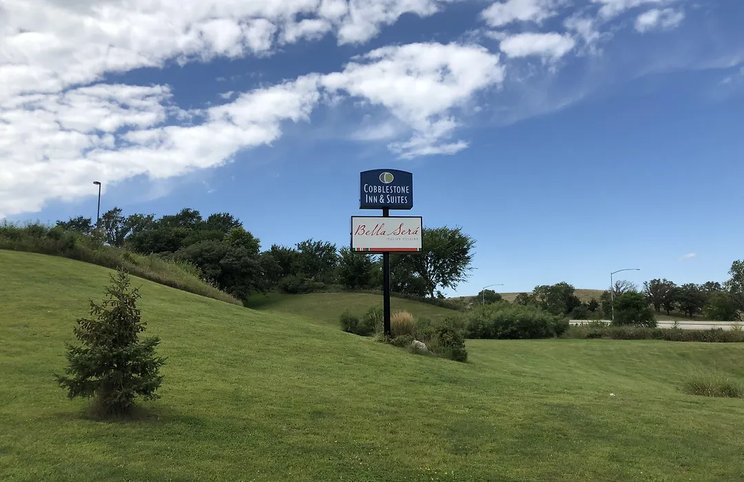 Cobblestone Inn & Suites - Denison | Oak Ridge-1