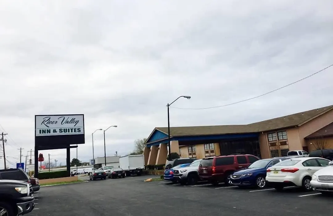 River Valley Inn And Suites-1