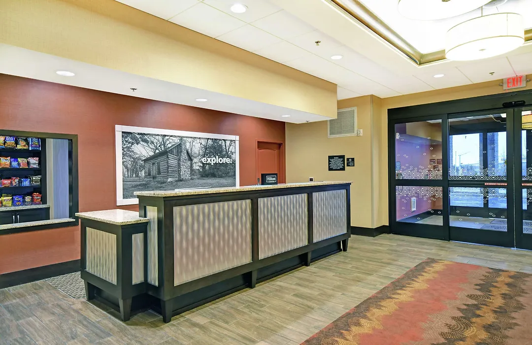 Hampton Inn & Suites Milwaukee/Franklin-1