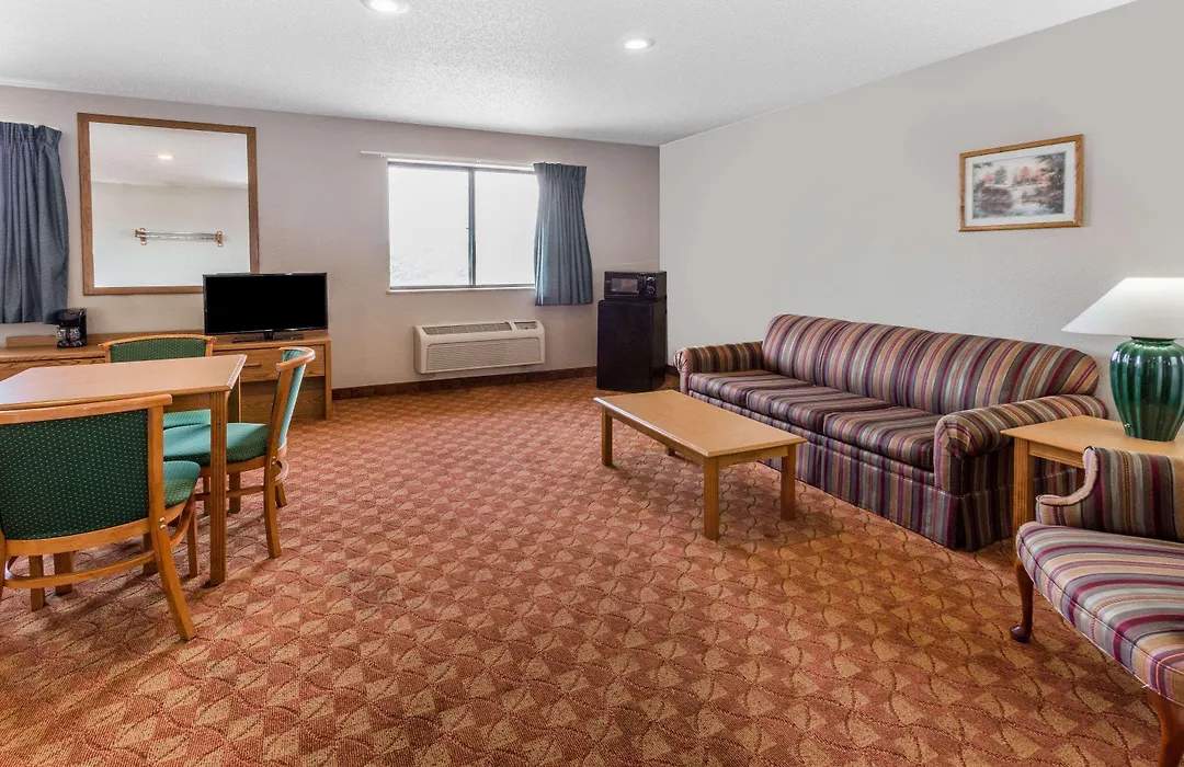Super 8 By Wyndham St. Charles-1