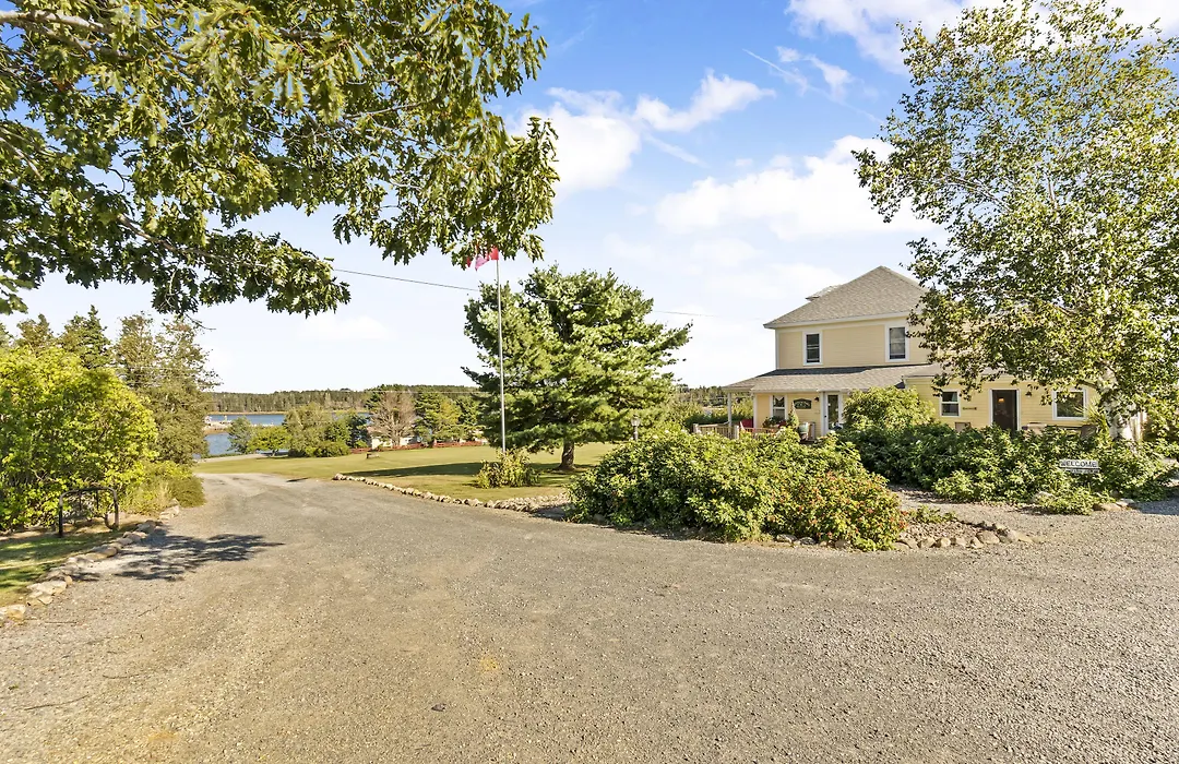 Bayview Pines Country Inn B&B-1