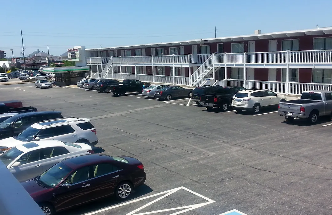 Fish Tales Boardwalk Inn & Ocean Mecca Motel-1