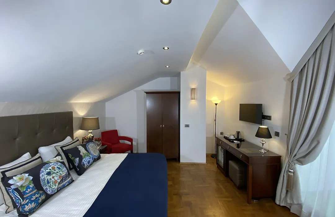 Four Doors Hotel-1