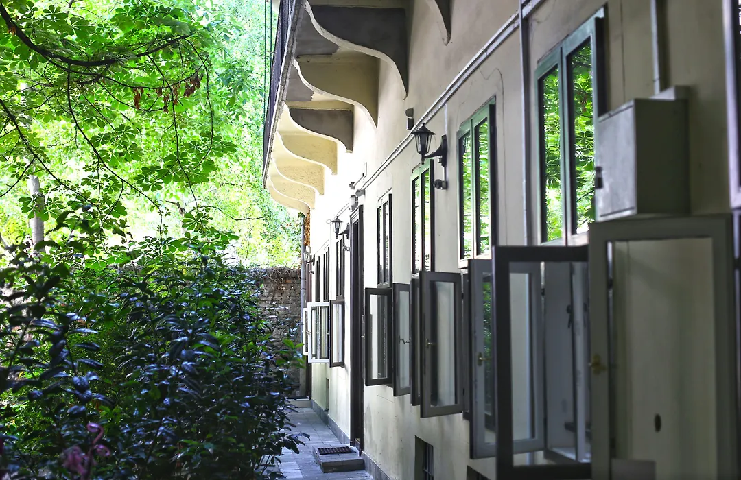 Amber Gardenview Studios-1