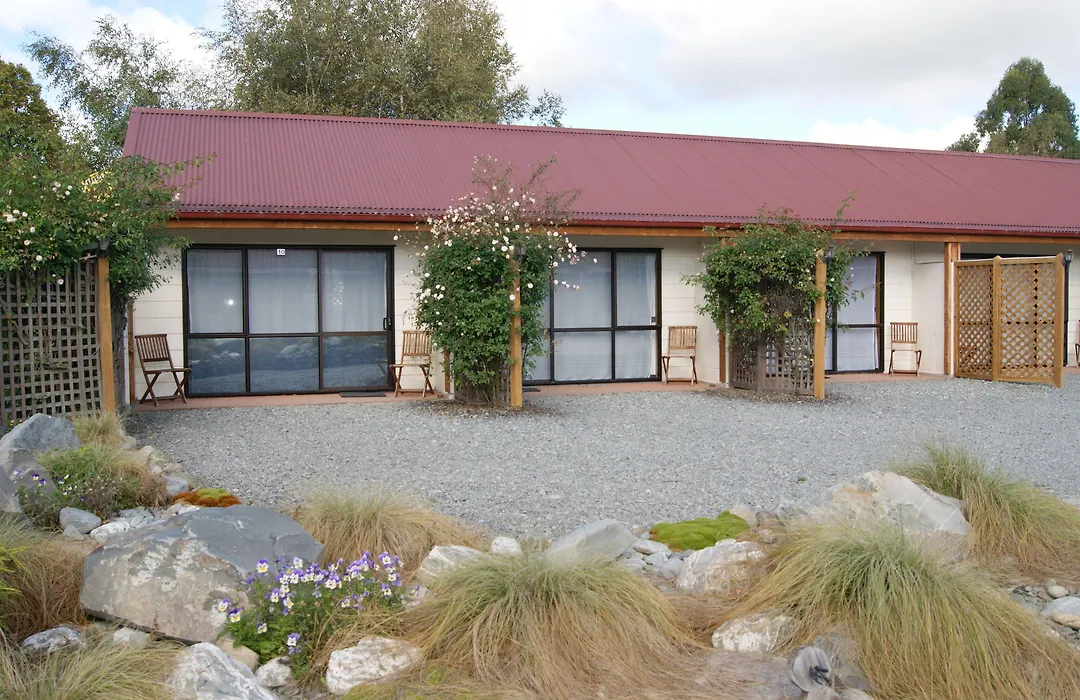 Pinewood Motels-1