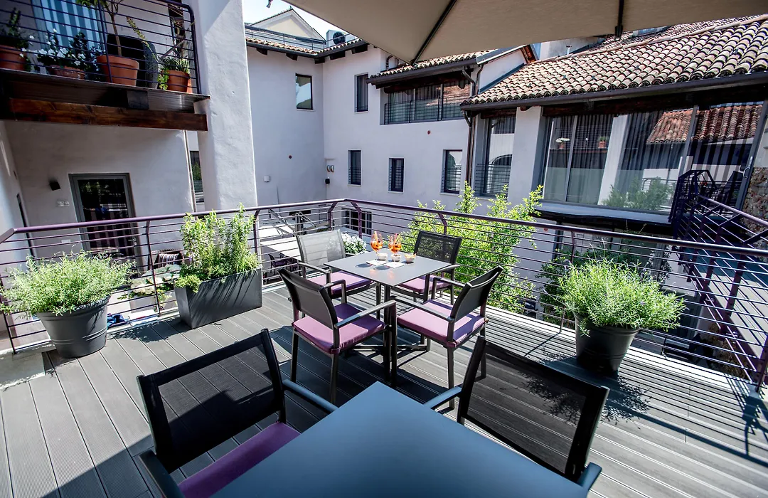 Uve Rooms & Wine Bar-1
