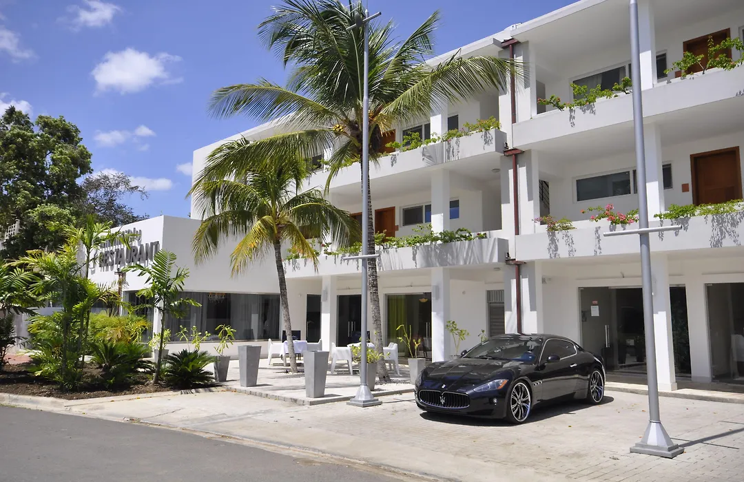 Infiniti Blu Luxury Ocean Front Condos-1