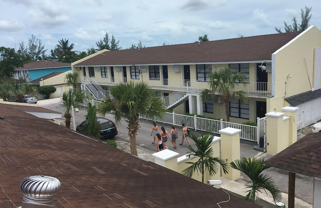 Colony Club Inn & Suites-1