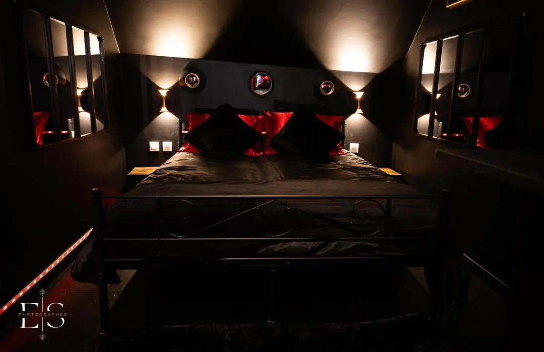 Dark Love Room-1