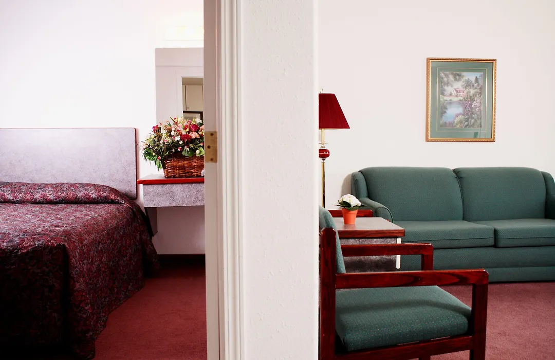 Country Club Inn-1