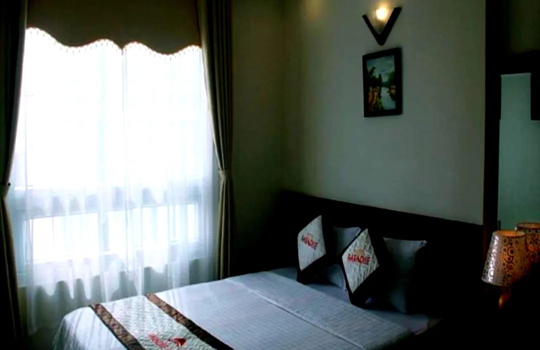 Paradise Hotel-1