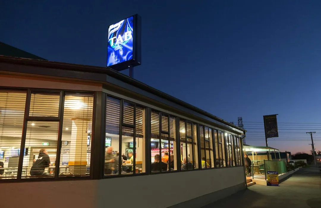 Racecourse Hotel And Motor Lodge-1