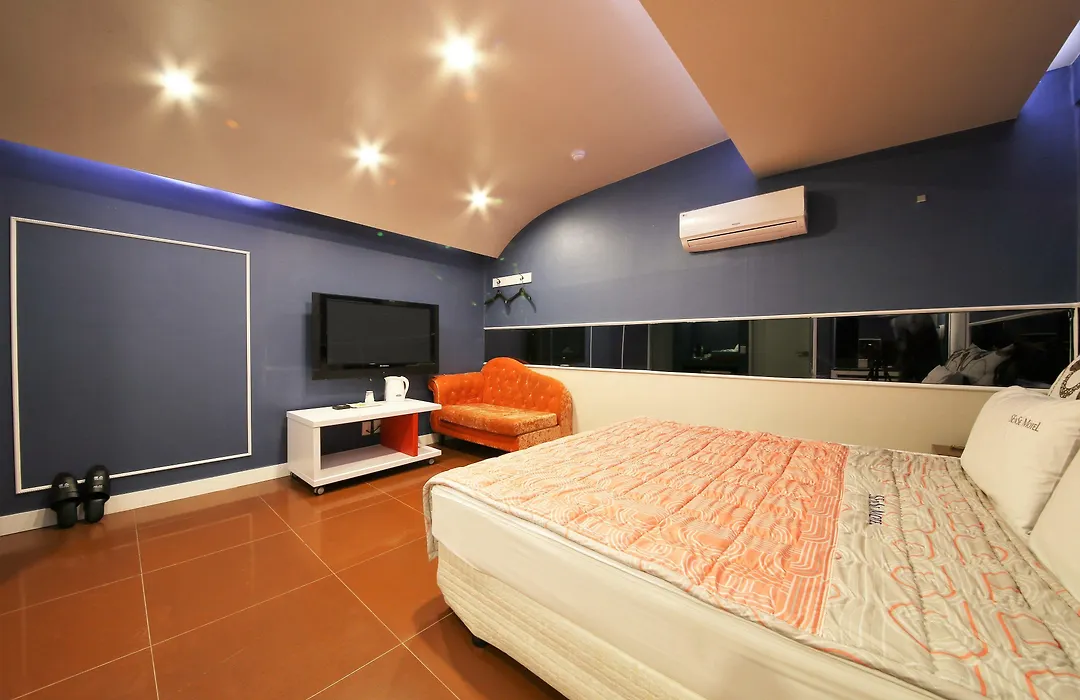 Sense Motel-1