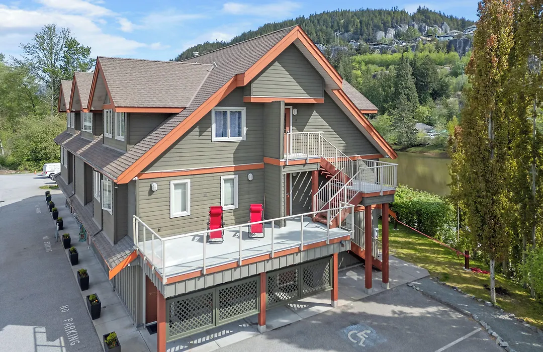 Squamish Adventure Inn-1