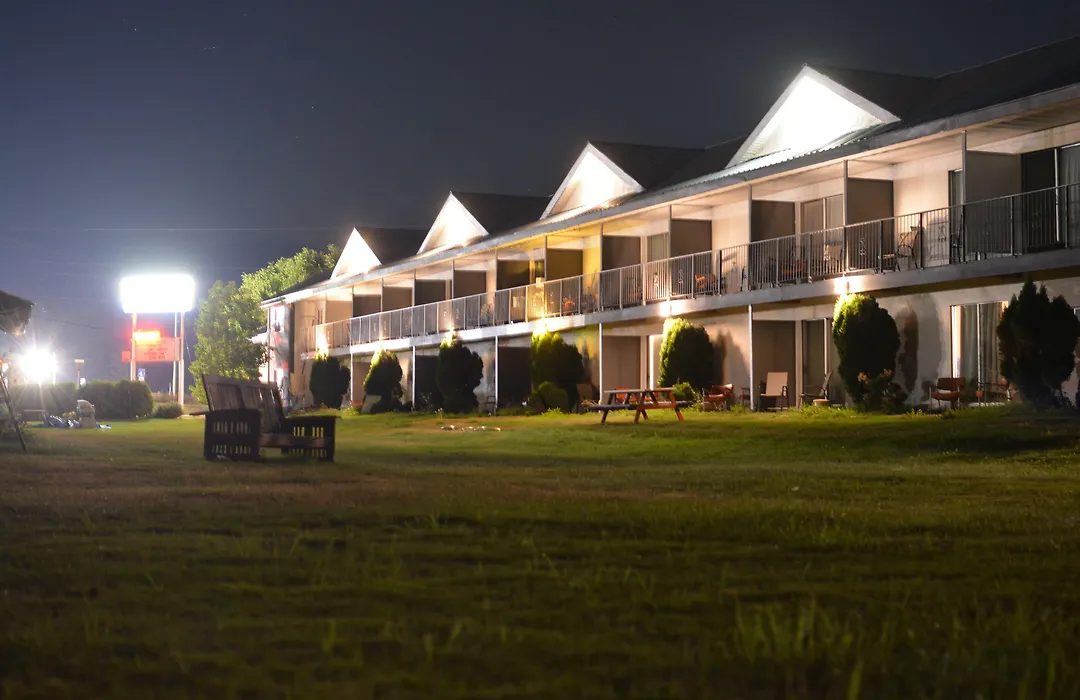 Monashee Motel-1