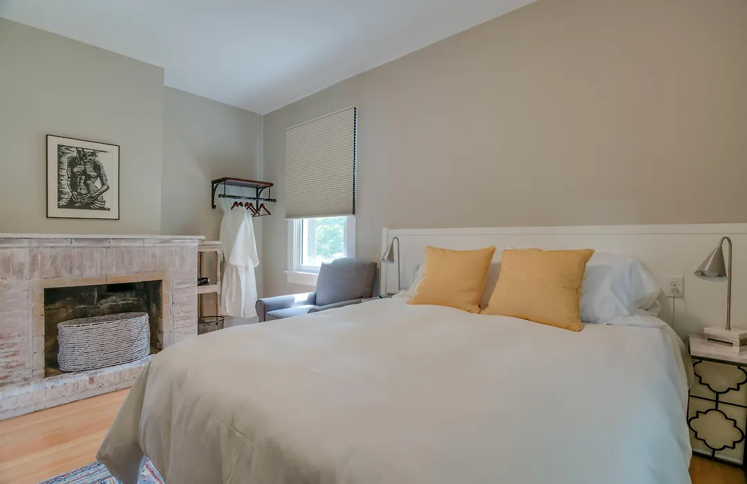 Lakehouse Inn-1