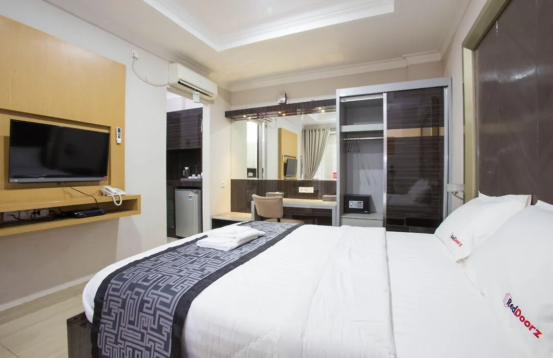 RedDoorz Plus Syariah near Mall Pondok Indah-1