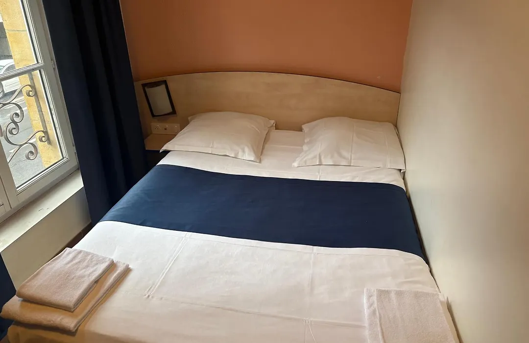 Hotel César climatisation dans la majorité des chambres Centre-ville Gare Charleville-Mézières-1