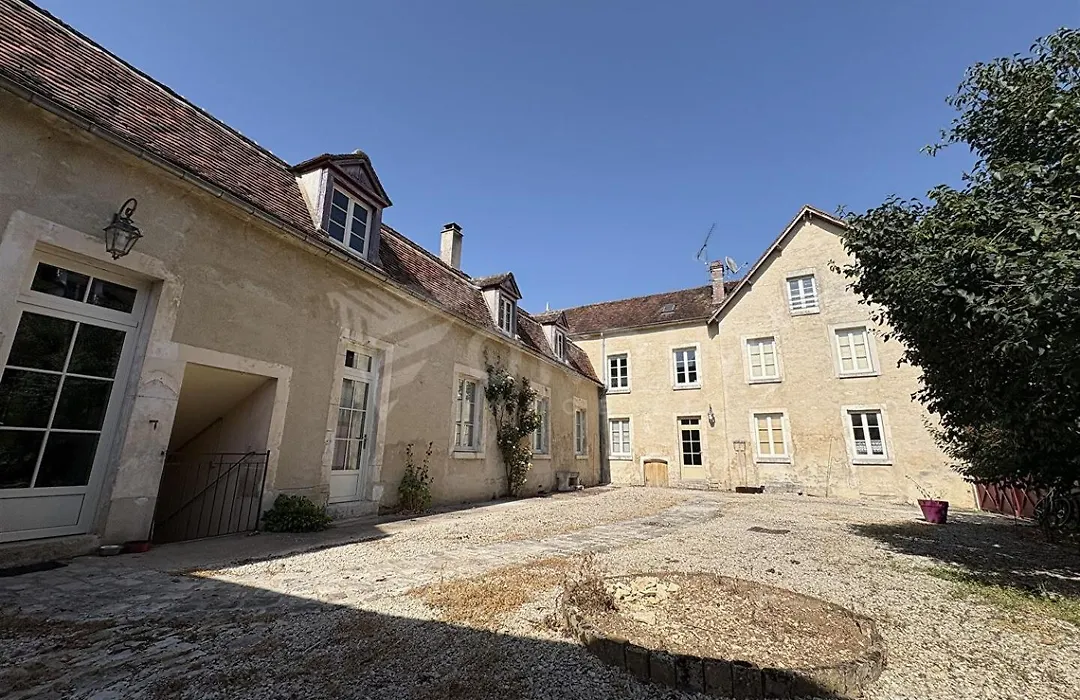 Logis Hostellerie Des Clos Et Restaurant Bistrot Des Grands Crus Et Maison De La Tour Chablis-1