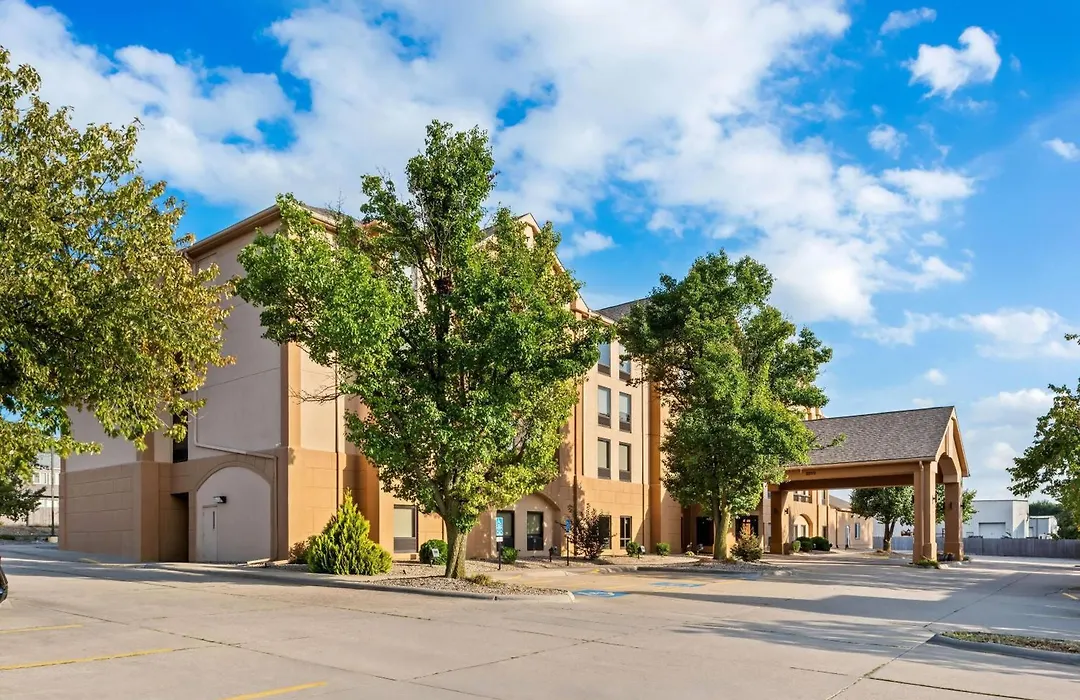Days Inn & Suites By Wyndham Cedar Rapids-1