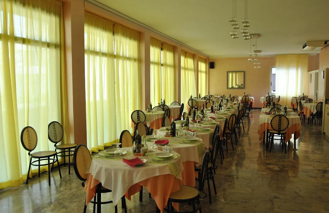 Hotel Diamante Colazione Xl Parcheggio Gratis A 5 Chilometri Da Rimini Fiera-1