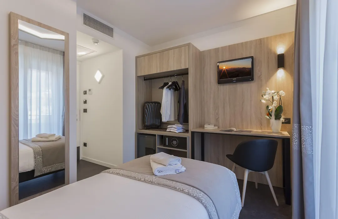 Tourist Hotel-1