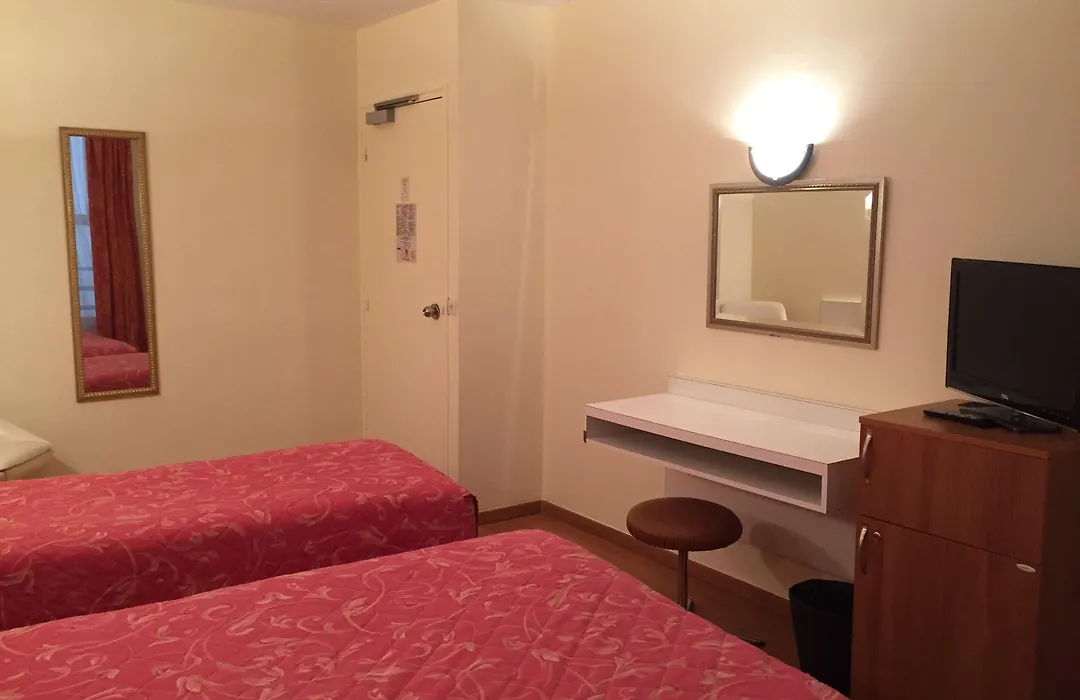 Hotel Des Pyrenees - Entre Bastille Et Nation-1