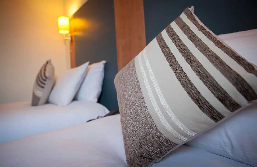 Celtic International Hotel Cardiff Airport-1