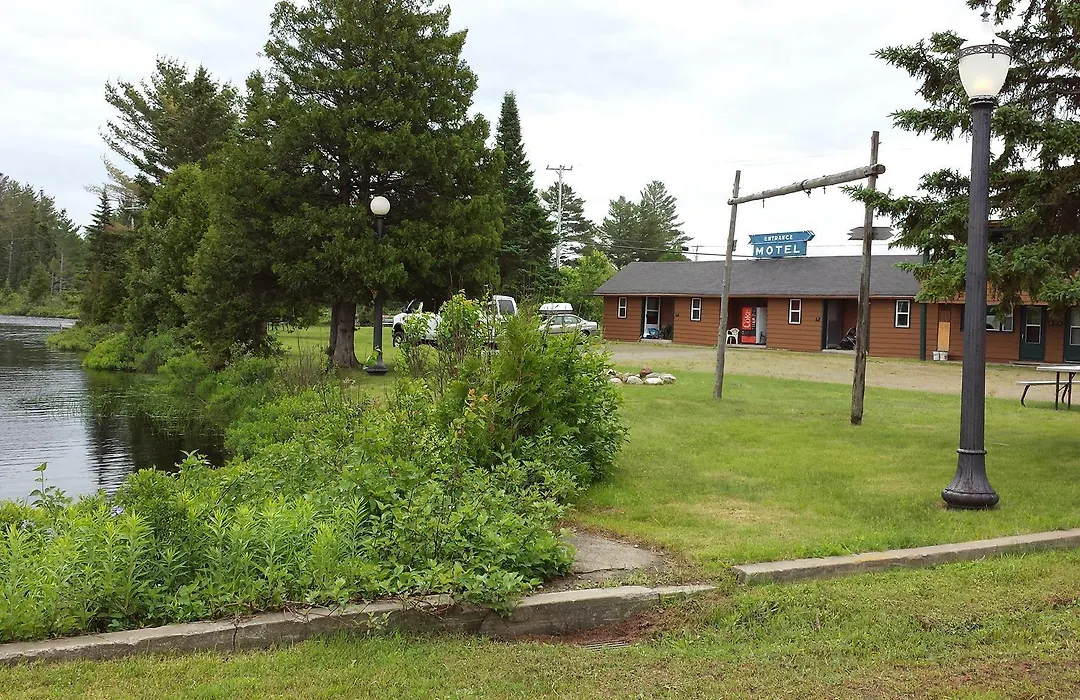 Bear Paw Inn-1