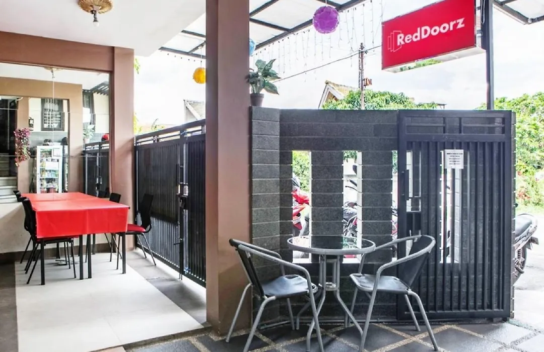 Reddoorz Plus Near Isola Upi-1