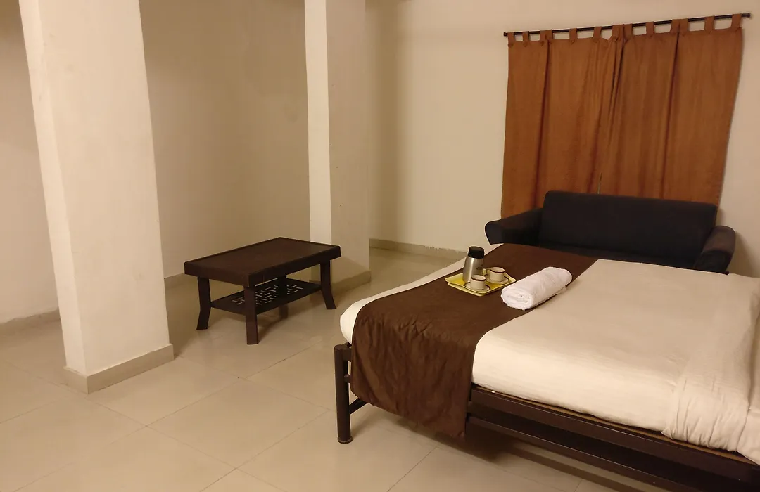 Oyo 1065 Hotel Hmr Royal Inn-1