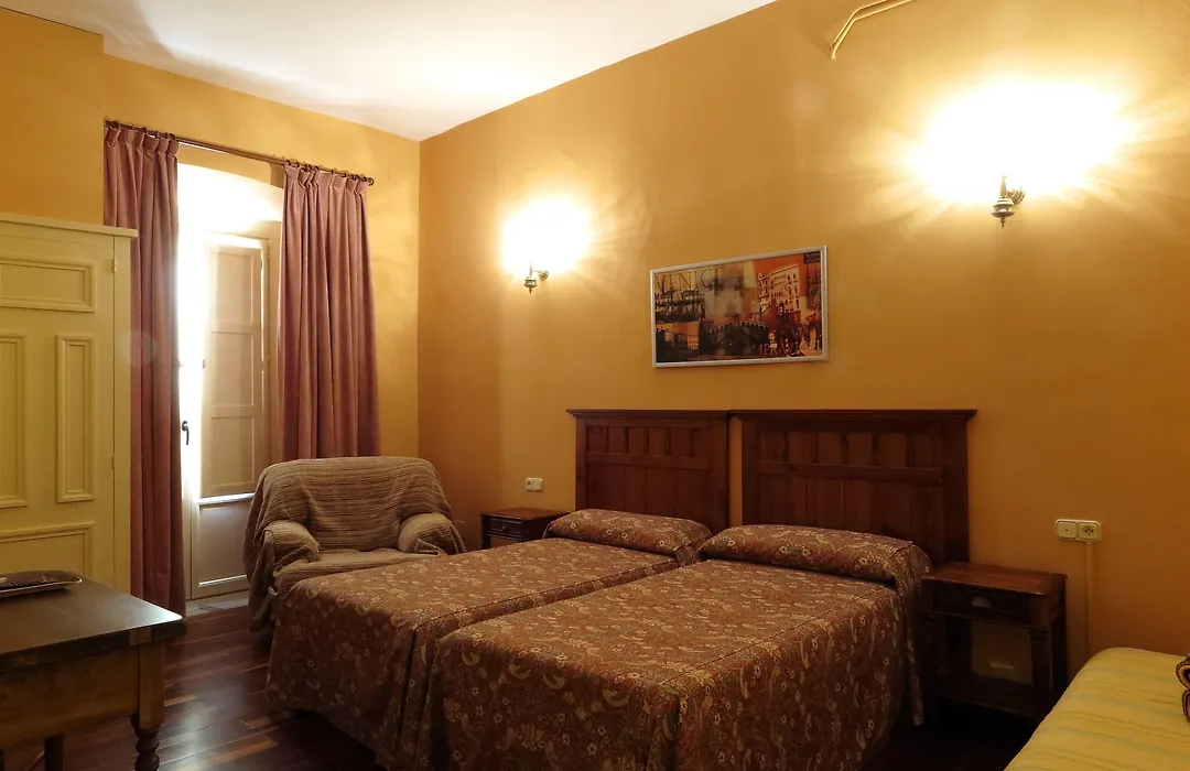 Hostal Esmeralda-1