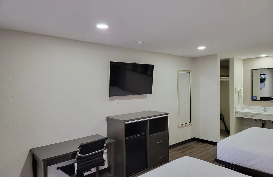 Travelodge By Wyndham Buena Park-1