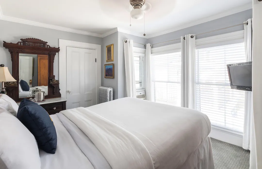 Queen Vic Guest House (Adults Only)-1