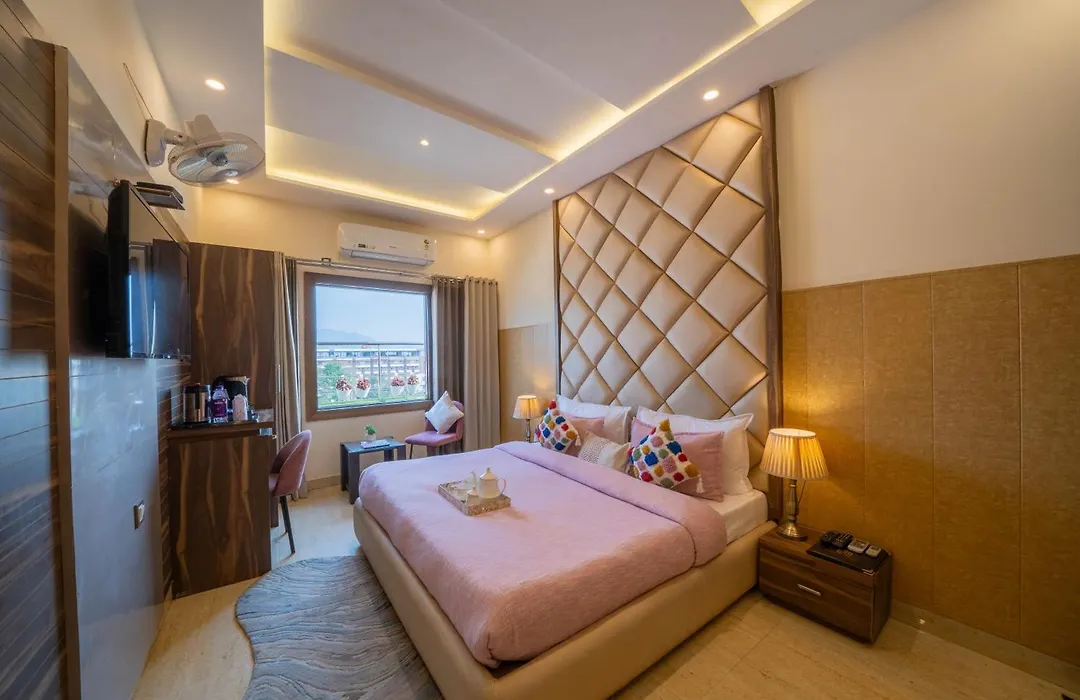 Perfectstayz Premium At Harkipauri Road - Ganga View Rooftop Cafe-1