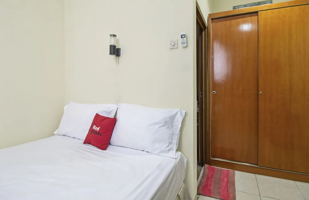 Reddoorz Plus Near Ciputra World Kuningan 2-1