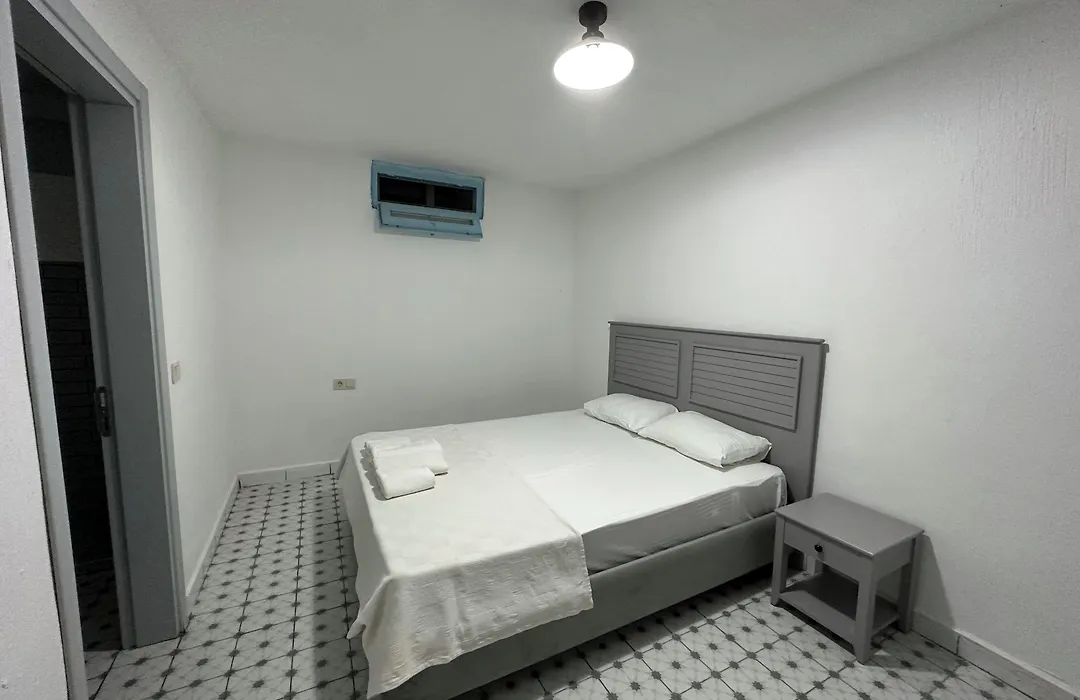 Dort Mevsim Alacati-1