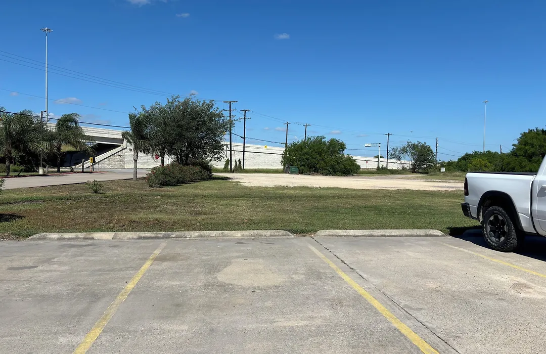 Deluxe Inn & Suites-1