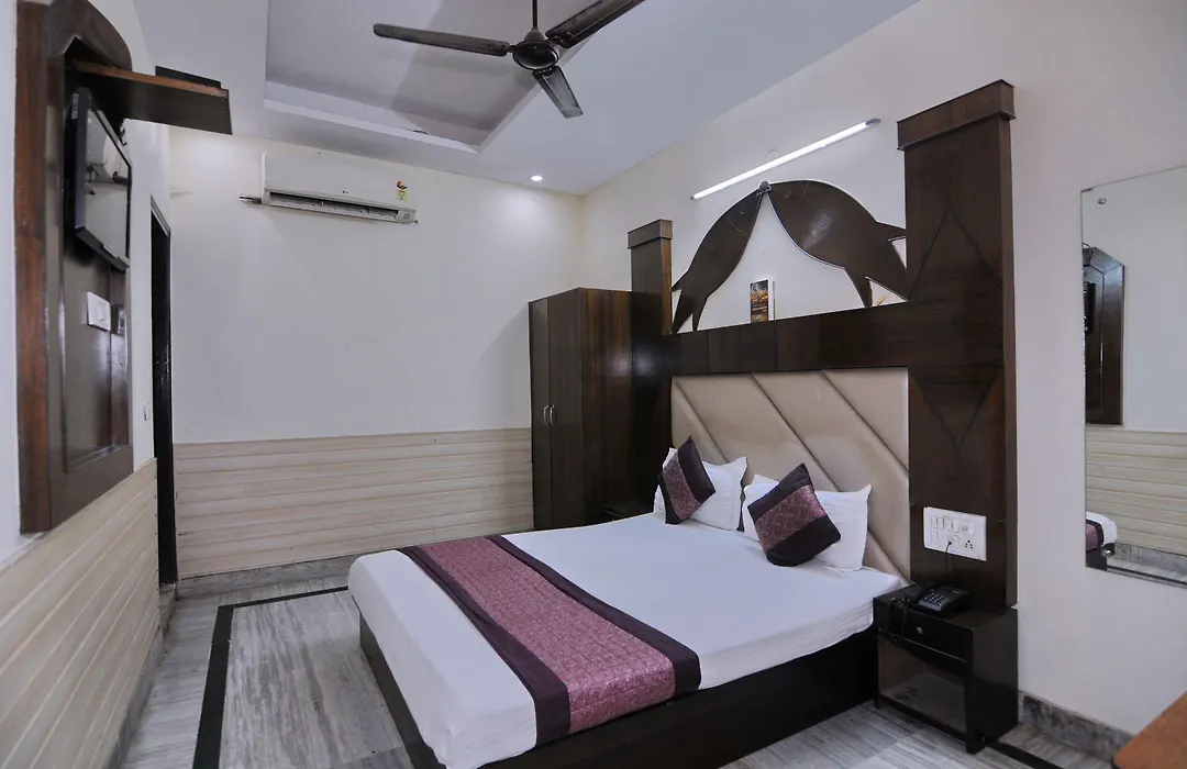 Oyo 6124 Lord Krishna Dx Inn-1