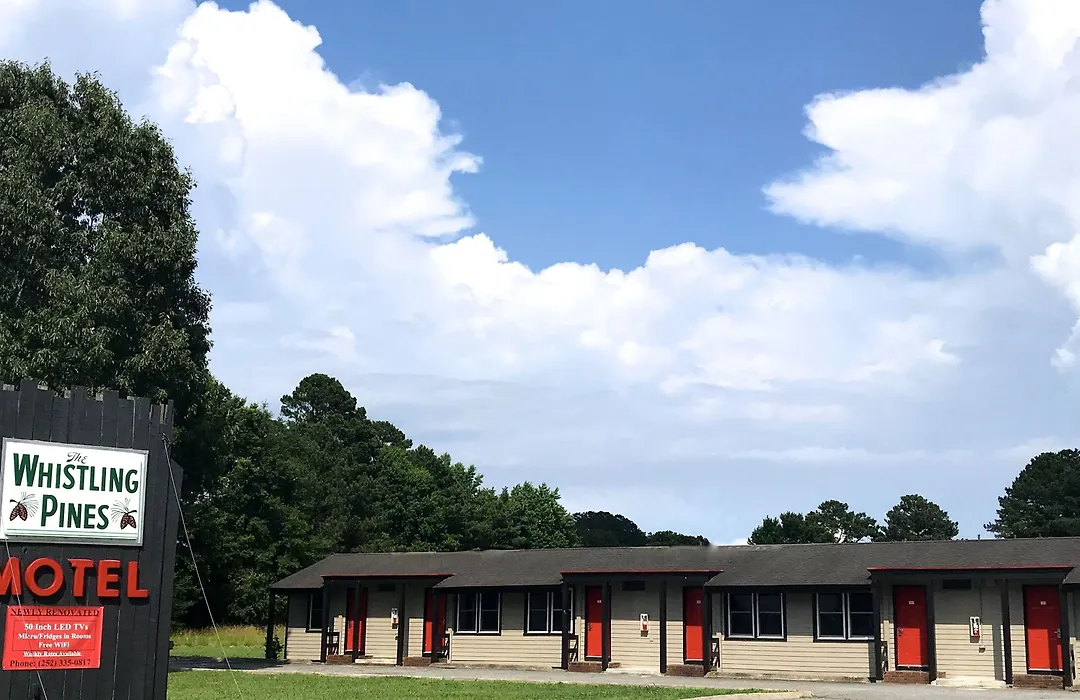 Whistling Pines Motel- Daily And Extended Stay-1