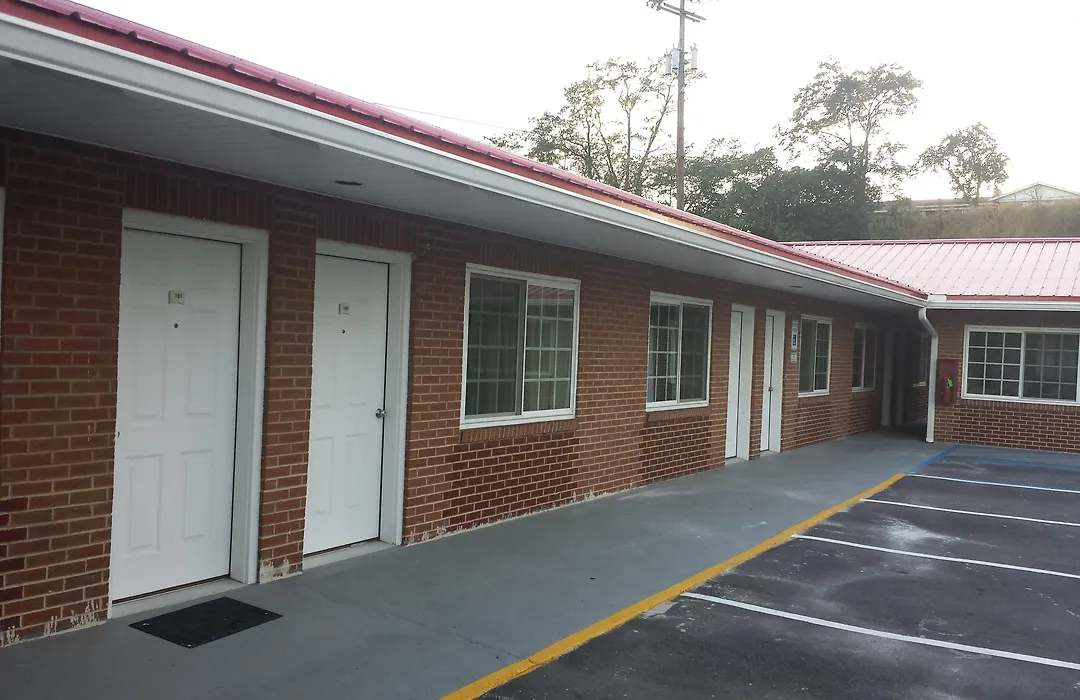 Budget Inn Breezewood-1