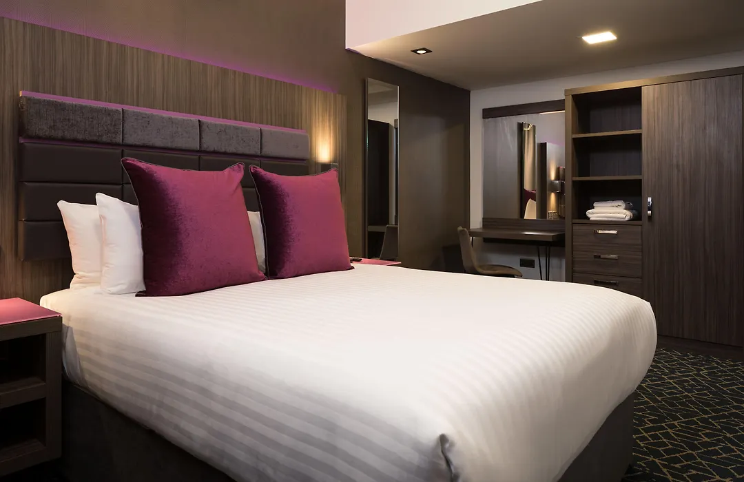 Roomzzz Manchester Victoria-1