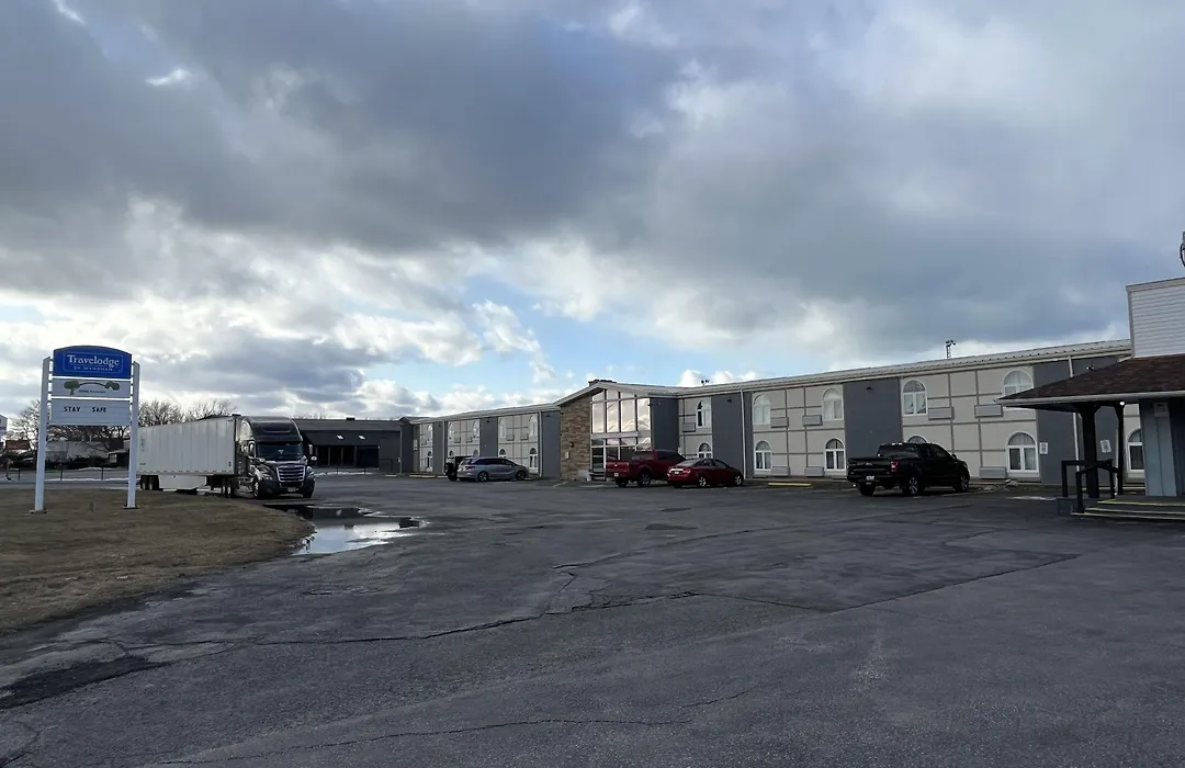 Travelodge By Wyndham Sarnia-1
