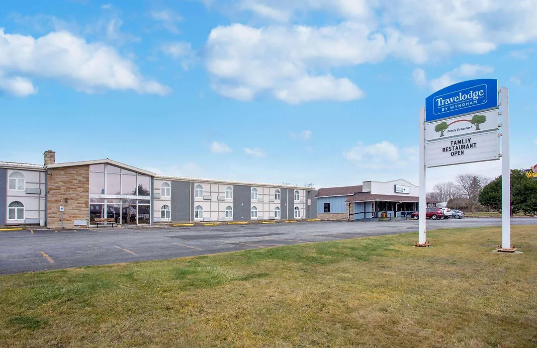 Travelodge By Wyndham Sarnia-1