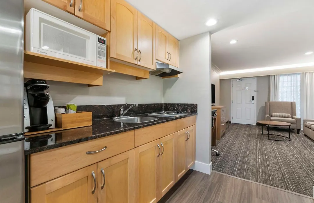 Best Western Plus Kelowna Hotel&Suites-1