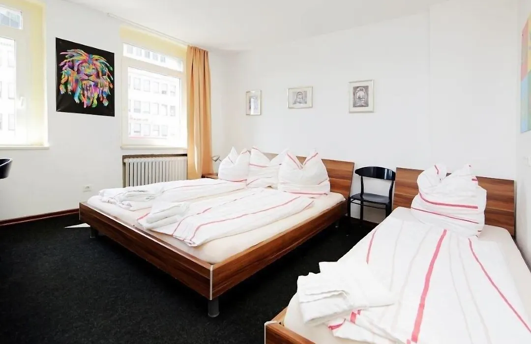 Hotel Goldener Hahn-1