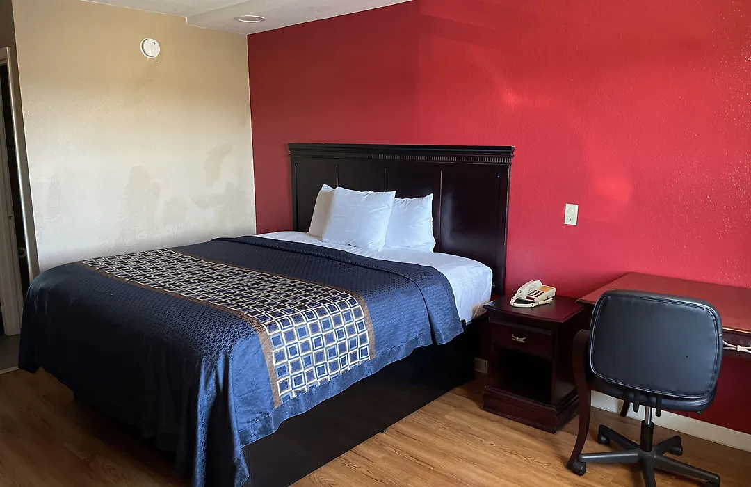 Deluxe Inn-1