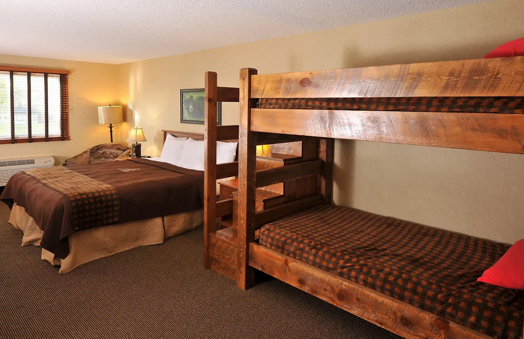 Boarders Inn & Suites By Cobblestone Hotels In Waukon-1